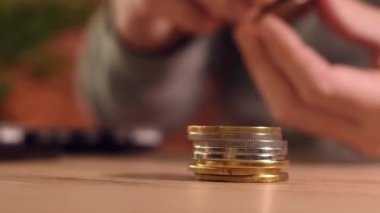 Telekomünikasyon, merkez ofisten gelen bitcoin kripto para ile işlem yapıyor. Paraları seçici bir odak ile üst üste yığıyor.