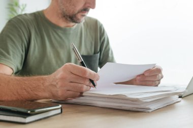 Ev ofisteki telekomünikasyon proje kağıdı belgesini okuyor, seçici odaklanma