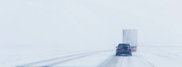 暴风雪期间 道路上的暴风雪 一辆汽车和一辆卡车在路上行驶 有选择地集中注意力和复制空间 — 图库照片