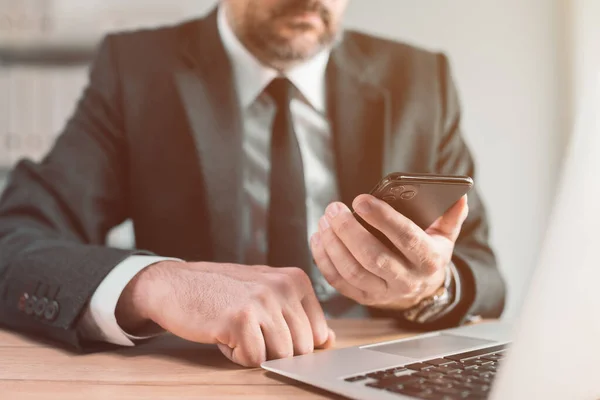 Zakenman Synchroniseren Smartphone Laptop Computergegevens Selectieve Focus — Stockfoto