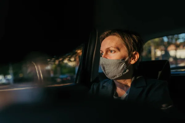 Ανήσυχη Επιχειρηματίας Προστατευτική Μάσκα Προσώπου Περιμένει Στο Αυτοκίνητο Και Κοιτάζοντας — Φωτογραφία Αρχείου