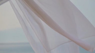 Deniz kenarında beyaz pergola perdeler soyut yaz tatili arka planı olarak, yavaş çekim