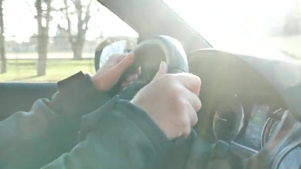 Fechar Mãos Femininas Agarrando Volante Carro Dirigindo Pela Cidade Sinalização — Vídeo de Stock