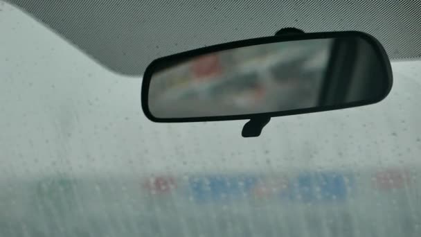 Καθρέφτης Οδήγησης Αυτοκινήτου Και Σταγόνες Βροχής Στο Παρμπρίζ Του Οχήματος — Αρχείο Βίντεο