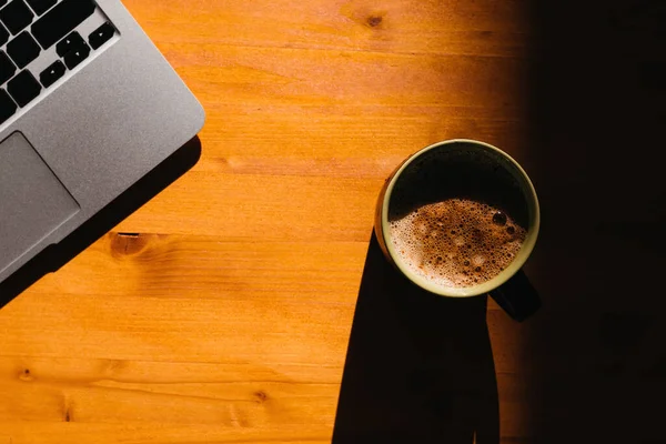 Koffiepauze Kantoor Laptop Koffiebeker Het Bureau Bovenaanzicht Met Selectieve Focus — Stockfoto