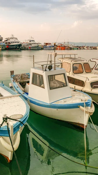 海辺のマリーナで漁船 の画像は クロアチアのクリケビツァの町で撮影されています — ストック写真