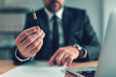Burayı imzalayın, banka kredi memuru müşteriye anlaşma imzalaması için kalem veriyor, seçici odaklanma