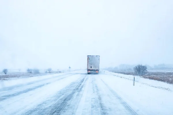 Camion Transport Marchandises Sur Route Dans Tempête Neige Blizzard Mauvaises — Photo