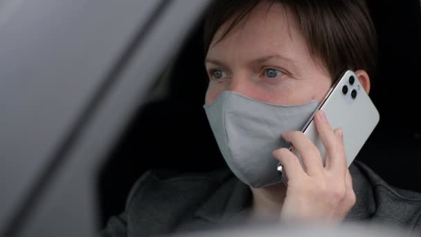 Mulher Adulta Com Máscara Protetora Falando Celular Seu Carro Enquanto — Vídeo de Stock
