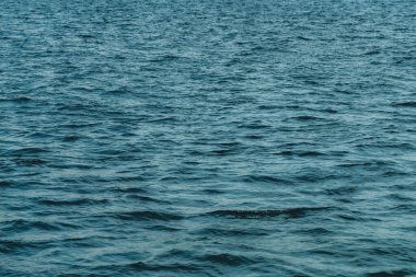 Karanlık sular, soğuk Adriyatik deniz suyunun dalgalı yüzeyi, seçici odaklanma