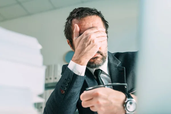 Zakelijk Falen Teleurgestelde Zakenman Ondernemer Die Cafe Met Hand Ongeloof — Stockfoto