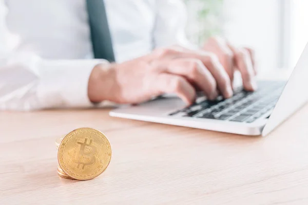 オフィスのラップトップコンピュータ上でビットコイン暗号通貨取引プラットフォームとビジネスマン取引 前にコインを積み上げ 選択的な焦点 — ストック写真