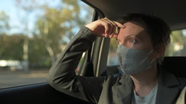 Mujer Negocios Preocupada Con Mascarilla Protectora Esperando Coche Mirando Por — Vídeos de Stock