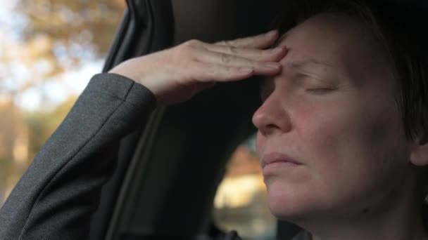 Şiddetli Baş Ağrısı Olan Bir Kadını Arabanın Arka Koltuğunda Oturuyor — Stok video