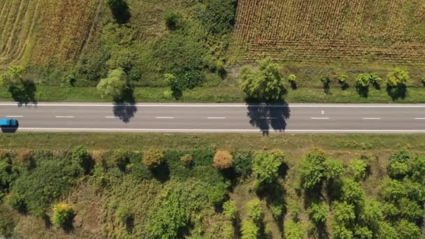 从上至下俯瞰乡间公路上的面包车 小汽车和客车的空中拍摄 — 图库视频影像