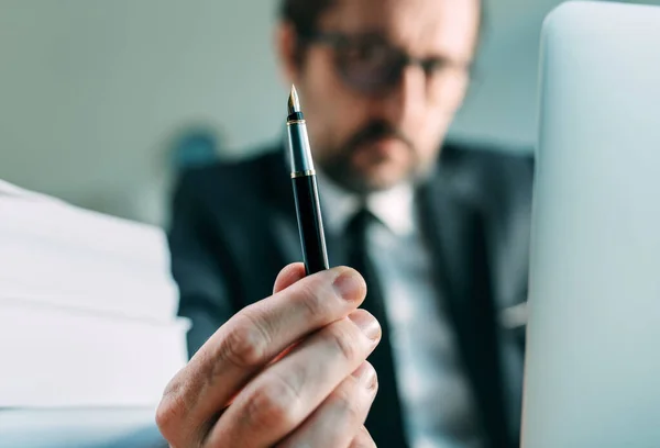 Teken Overeenkomst Serieuze Werkgever Biedt Pen Selectieve Focus — Stockfoto