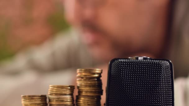 Podcaster Masculino Gravação Investimento Economia Relacionado Podcast Foco Seletivo — Vídeo de Stock