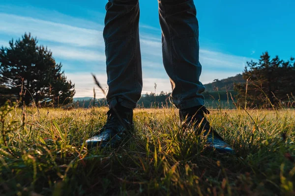 草原でのハイキング 日の出の草原Zlatibor風景を歩いて革のブーツで男性の足の近くに 選択的な焦点 — ストック写真
