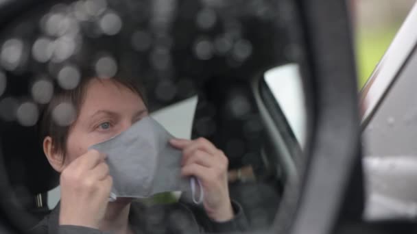 Frau Trägt Schutzmaske Auto Während Covid Pandemien Rückspiegel Handheld Aufnahmen — Stockvideo