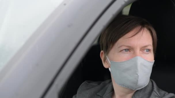 Orolig Kvinna Med Skyddande Ansiktsmask Väntar Bilen Regnig Dag Handhållen — Stockvideo