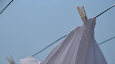Sıcak yaz havasında çarşafları kurutmak, seçici bir odak.