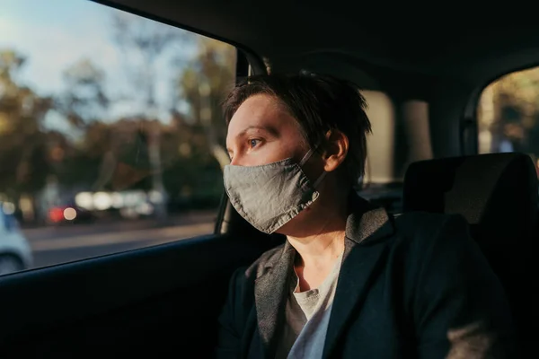 Zamartwiona Bizneswoman Maską Ochronną Czekająca Samochodzie Wyglądająca Przez Okno Selektywna — Zdjęcie stockowe
