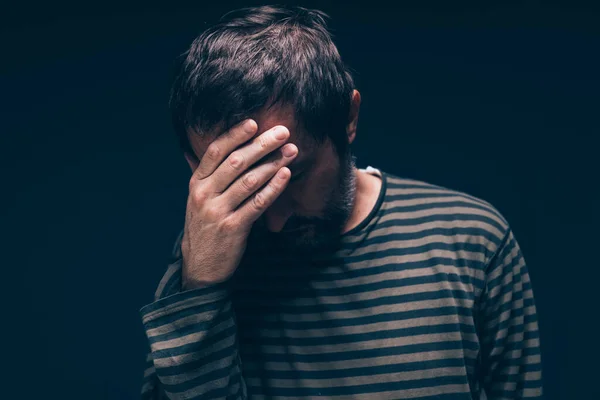 Homem Sentindo Culpa Depois Cometer Erro Baixo Retrato Chave — Fotografia de Stock