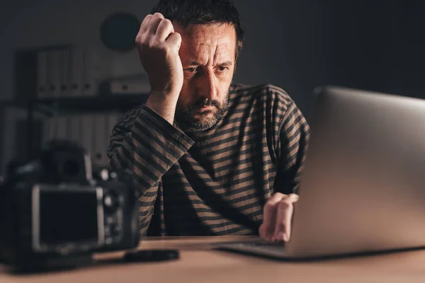 Photographer Reviewing Photos Laptop Computer His Workplace Selective Focus — Stock Photo, Image