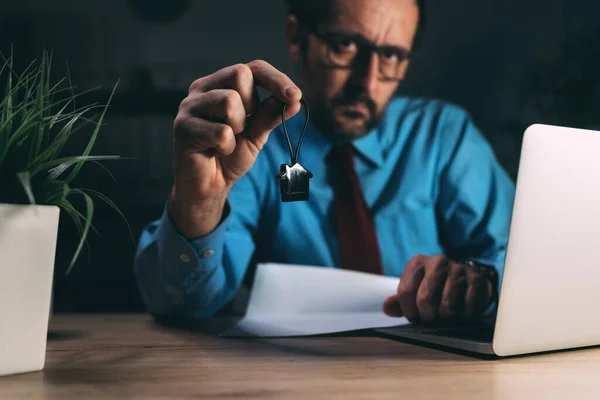 Conceito Agente Imobiliário Sombrio Corretor Escritório Escuro Com Chaveiro Forma — Fotografia de Stock