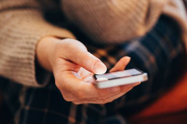 Fomo, bilgi, olay ya da tecrübelerden mahrum kalma korkusu insanların akıllı telefonlarını her zamankinden daha fazla kullanmasına neden oluyor.