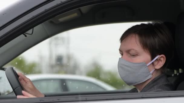 Mujer Preocupada Con Mascarilla Protectora Esperando Coche Día Lluvioso Metraje — Vídeo de stock