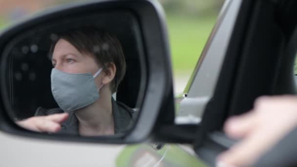 Frau Mit Mundschutz Wartet Während Covid Pandemien Auto Selektiver Fokus — Stockvideo