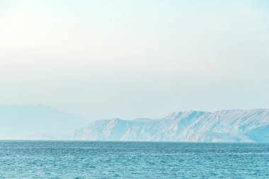 Hırvatistan 'ın Adriyatik Denizi' ndeki Krk ve Kvarner Körfezi adası. Güzel yaz sabahı sahnesi.