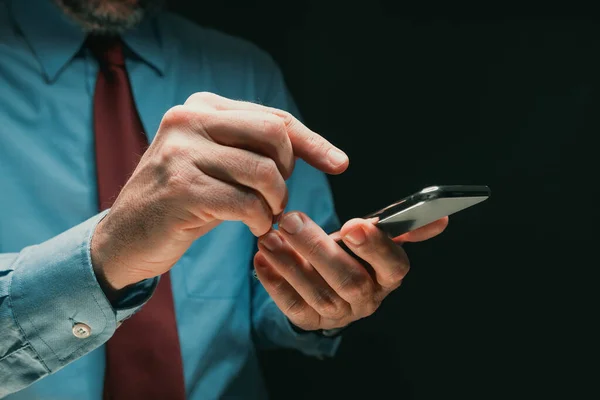 Affärsman Med Hjälp Mobiltelefon Närbild Hand Och Enhet Med Selektivt — Stockfoto