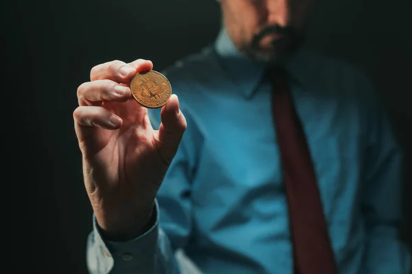 Брокер Криптовалют Bitcoin Тримає Монету Вибірковий Фокус — стокове фото