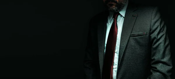 暗い背景に経営幹部ビジネスマンのパノラマの肖像画 選択的な焦点を当てた低キー画像 — ストック写真