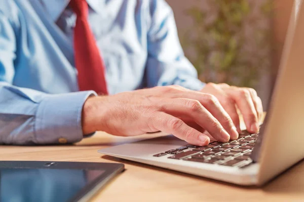 Close Mãos Masculinas Usando Laptop Homem Negócios Trabalhando Computador Portátil — Fotografia de Stock