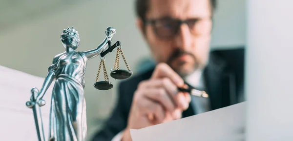 Hukuk Bürosunda Yasal Sözleşme Anlaşmasını Okuyan Avukat Seçici Odaklanma — Stok fotoğraf