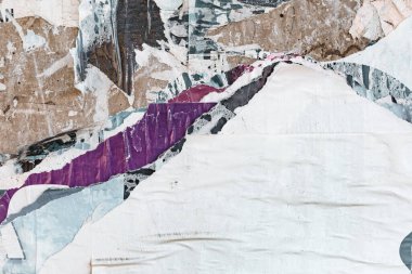 Duvardaki yırtık pırtık poster katmanları grunge arka plan, kentsel desenler ve dokular olarak