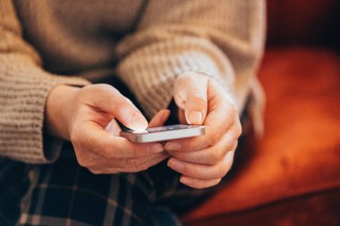 Fomo, bilgi, olay ya da tecrübelerden mahrum kalma korkusu insanların akıllı telefonlarını her zamankinden daha fazla kullanmasına neden oluyor.