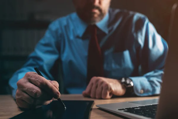 Zakenman Tekent Elektronische Handtekening Met Gedigitaliseerde Pen Pad Donker Kantoor — Stockfoto