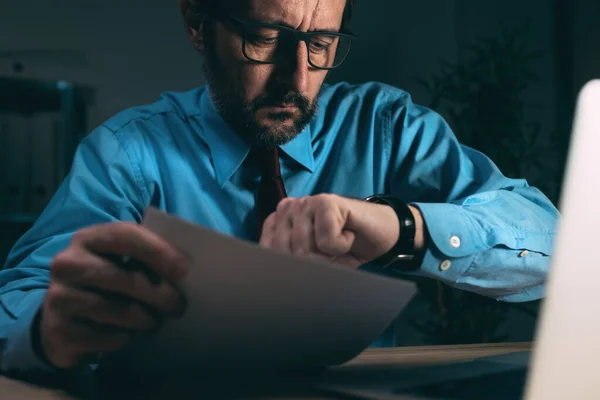 Travaillant Tard Dans Nuit Homme Affaires Dans Intérieur Sombre Bureau — Photo