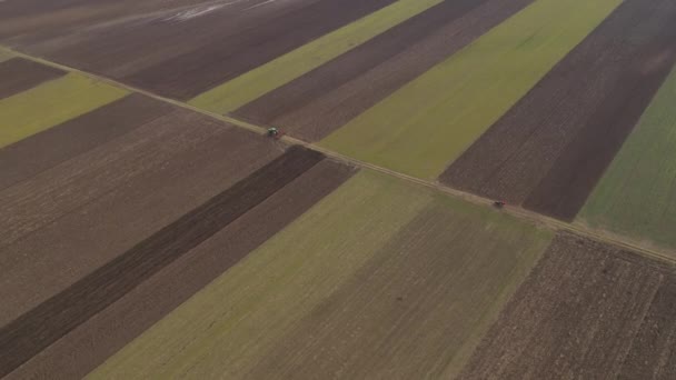 Vista Aérea Dois Tratores Agrícolas Lavoura Campos Cultivados Drone Pov — Vídeo de Stock