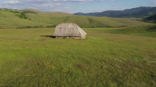 セルビアのZlatibor丘の斜面にある羊飼いのコテージのドローン映像 航空写真 — ストック動画