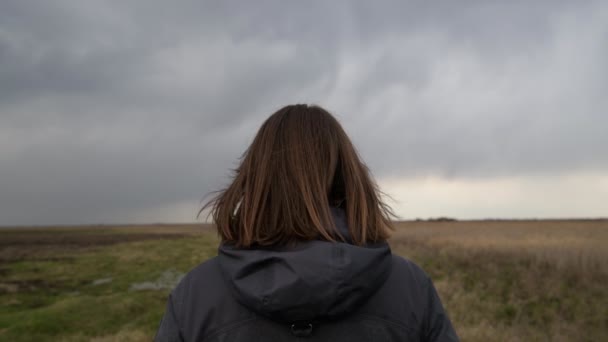 Mujer Pie Prado Mirando Horizonte Las Nubes Tormentosas Dramáticas Oscuras — Vídeo de stock