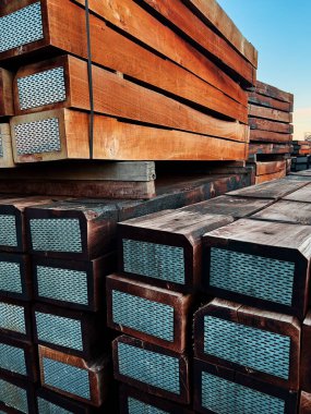 Yığınla demiryolu uykucusu meşe ağacından yapılmış ahşap malzemeden kurulum için hazır.