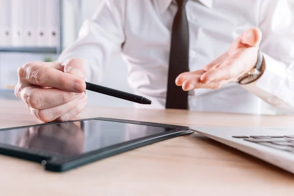 Empréstimo Oficial Banqueiro Oferecendo Stylus Pad Para Assinar Documento Com — Fotografia de Stock