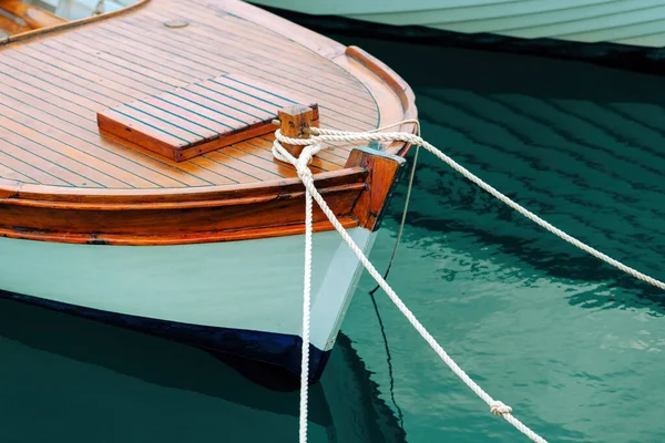 海辺のマリーナで木製漁船弓 船舶ドックに係留 — ストック写真