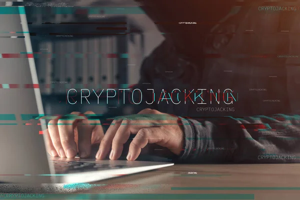 Concepto Cryptojacking Con Hacker Encapuchado Sin Rostro Que Trabaja Ordenador —  Fotos de Stock