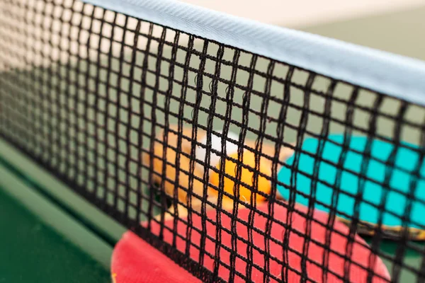 Tischtennisschläger Und Tischtennisbälle Auf Grüner Tischfläche Mit Netz Selektiver Fokus — Stockfoto